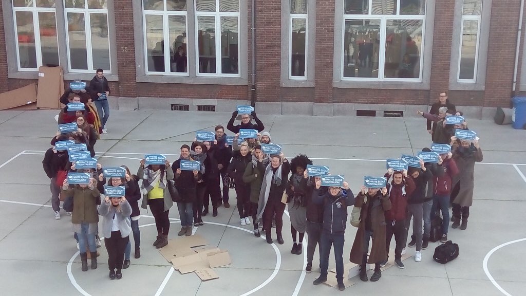 <a href="/LesRivageois/">HECH Les Rivageois</a> Les Hautes Ecoles lancent à leur tour un grand mouvement de mobilisation en faveur des migrants :)Merci pour ce beau W en guise de Welcome !Une HE hospitalière, c’est quoi concrètement ?On y répond en mobilisant nos étudiants <a href="/LesRivageois/">HECH Les Rivageois</a> #hauteecolehospitaliere #esahospitaliere