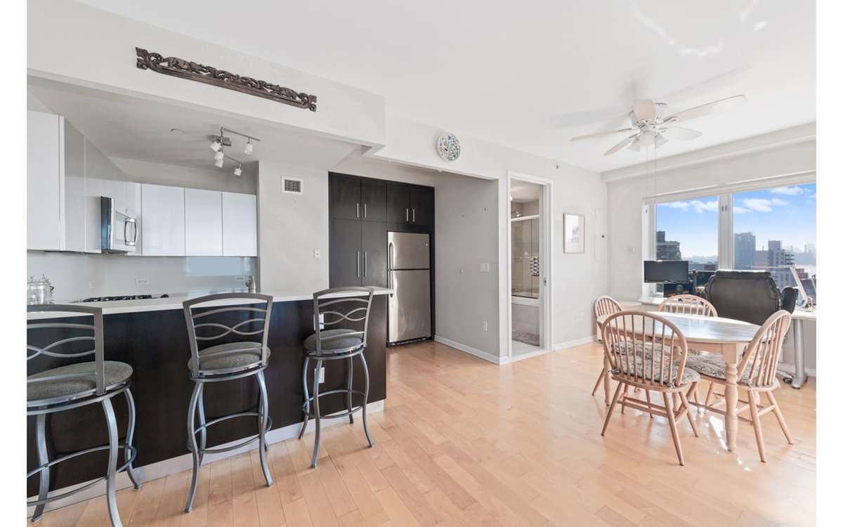DouglasElliman's tweet photo. #NewtoMarket comes this awe-inspiring luxury elevator condo in #LongIslandCity with panoramic views and an open floor plan with views that must be seen to be believed! https://t.co/NTDqRvwc7A @TheLiMoyeTeam #DEdreamhome #OntheMarket #LIC https://t.co/XQEb14C3TT