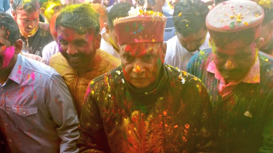 DhumalHP's tweet photo. होली के रंगों से सब भेद भाव मिट जाते हैं,
सब मनुष्य एक जैसे नज़र आते हैं,
हमारे त्योहार हमें भाईचारा सीखाते हैं। https://t.co/2pidrzEgKI