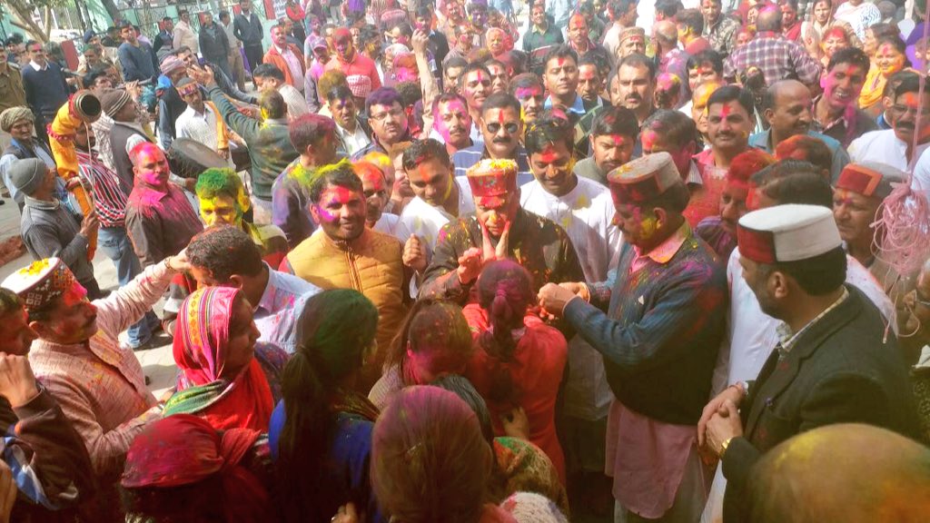 DhumalHP's tweet photo. होली के रंगों से सब भेद भाव मिट जाते हैं,
सब मनुष्य एक जैसे नज़र आते हैं,
हमारे त्योहार हमें भाईचारा सीखाते हैं। https://t.co/2pidrzEgKI