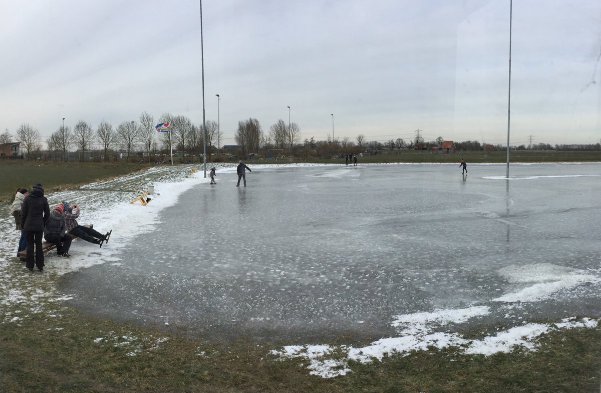 ijsbaanwirdum's tweet photo. De vlag waait bijna uit de mast maar dat weerhoudt de schaatsers er niet van om naar de #ijsbaan van #Wirdum te komen. Om half zes komt Piet Paulusma kijken wat voor weer het wordt. De baan blijft open tot 21:00uur. https://t.co/wejzgHOWnA