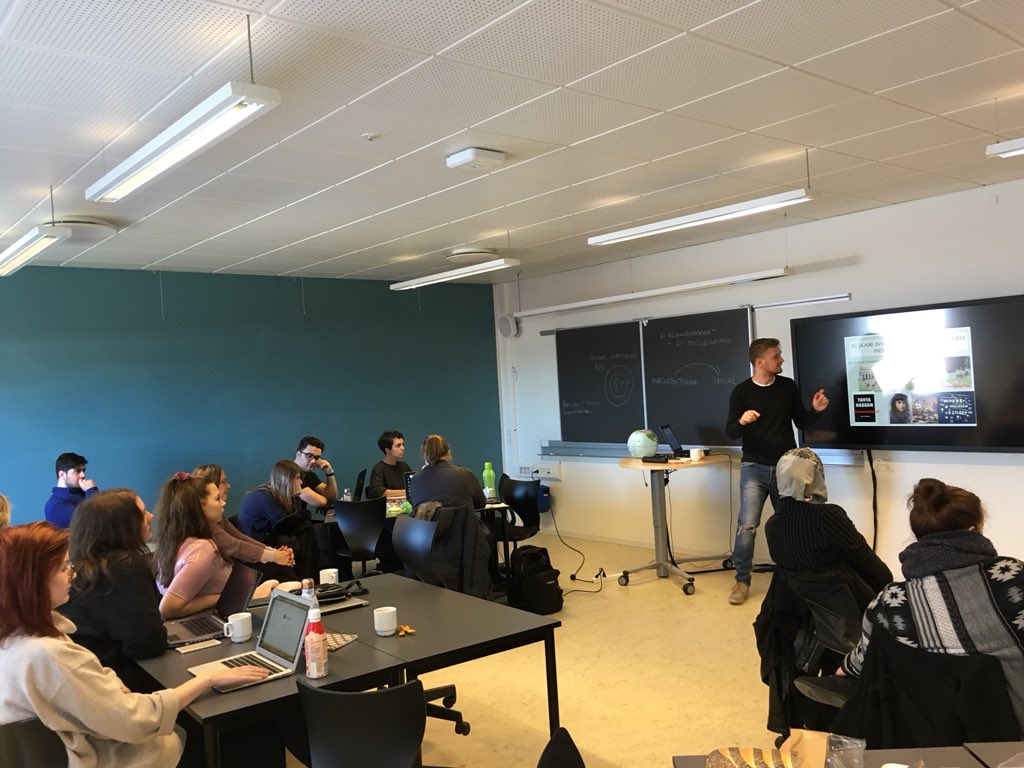 SandraPHA's tweet photo. Kasper Engel, der fik prisen for bedste bachelorprojekt på lærerudd. #Vordingborg #PHAbsalon, uv. på specialiseringsmodul om resiliensfremmende miljøer, inklusion &amp; fællesskabende didaktikker. De kommende lærere skal udvikle lærerfaglige kompetencer ift børn i udsatte positioner https://t.co/fcyzqhDHC0