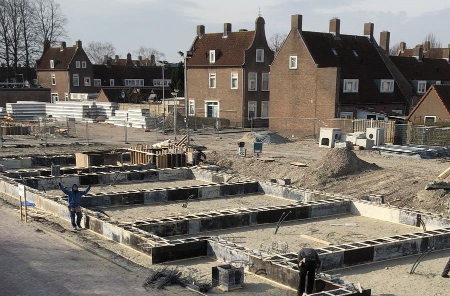 Wij willen vandaag complimenten geven aan al onze collega’s! Of ze nu in deze kou buiten op de bouwplaats te vinden zijn, in de auto of achter hun pc mee bouwen aan @nieuwebuurten door heel Nederland. Jullie zijn top!  <a href="/complimentendag/">Nat Complimentendag</a>  <a href="/bouwstenen/">Vicsnor JWZ</a>  @bouwenontwikkeling