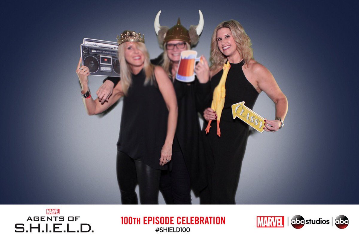 #RockBandWithAChicken ? 🎸 
🤔🤣 <a href="/SNS977/">Shay Sanford</a> <a href="/mellw2lls/">Mellanie</a> <a href="/agentsofshield/">Marvel's Agents of S.H.I.E.L.D.</a> #Shield100 #BlondesHaveMoreFun #WTF ???