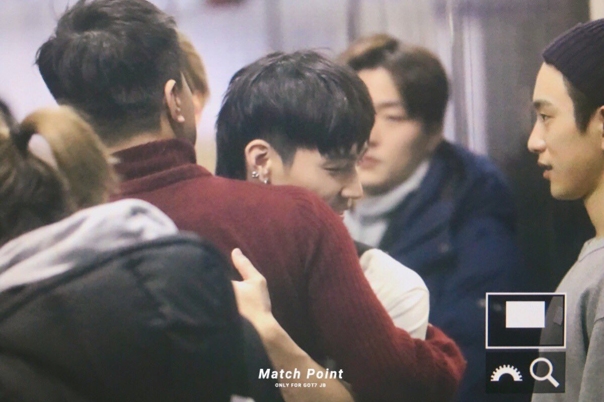 jaebeomthinqs's tweet photo. jaebum hugging park jinyoung right in front of park jinyoung 🤧(2018) https://t.co/82yXgA2Mez