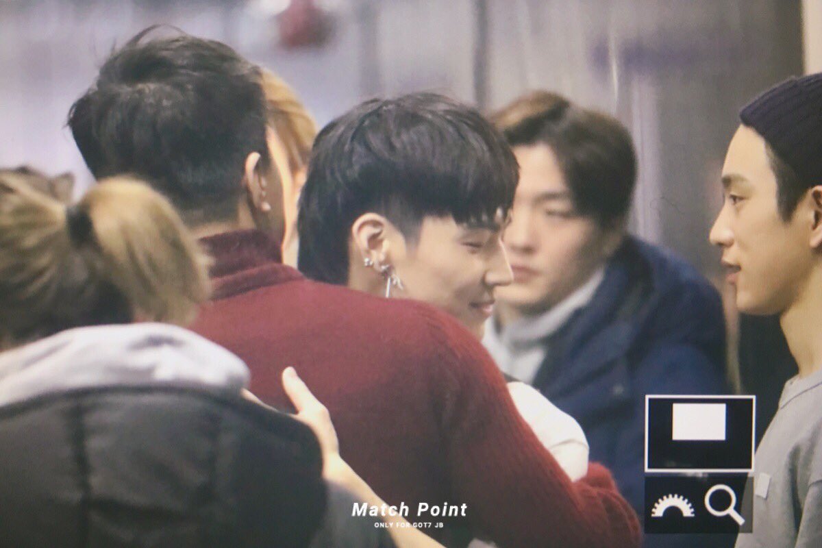 jaebeomthinqs's tweet photo. jaebum hugging park jinyoung right in front of park jinyoung 🤧(2018) https://t.co/82yXgA2Mez