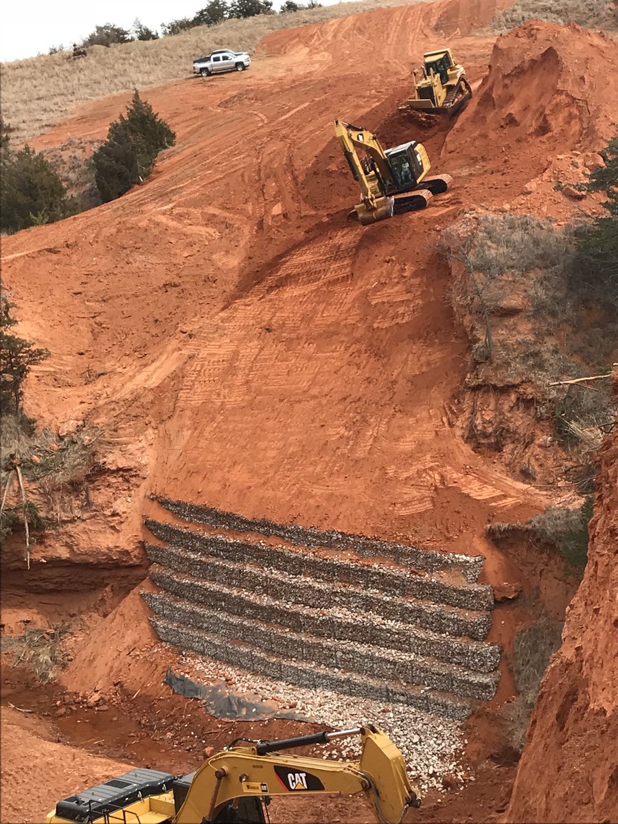 RandRPipeline's tweet photo. 👷🏻Guys👷🏻 are finishing up on 🚜retainer wall 🚧 on a canyon enlink midstream project! #oilandgas #naturalgas #workhardandsafe #randrpipeline https://t.co/FX81L31djJ