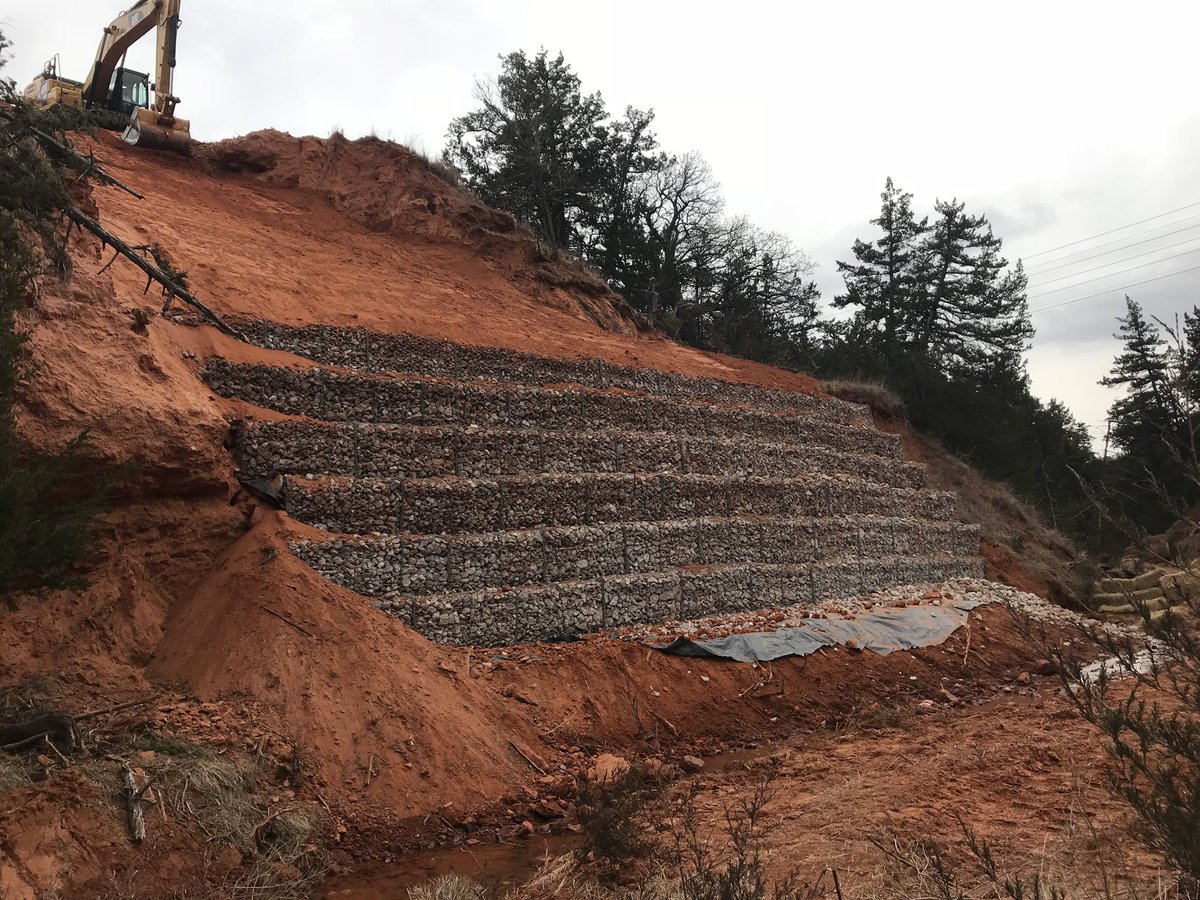 RandRPipeline's tweet photo. 👷🏻Guys👷🏻 are finishing up on 🚜retainer wall 🚧 on a canyon enlink midstream project! #oilandgas #naturalgas #workhardandsafe #randrpipeline https://t.co/FX81L31djJ