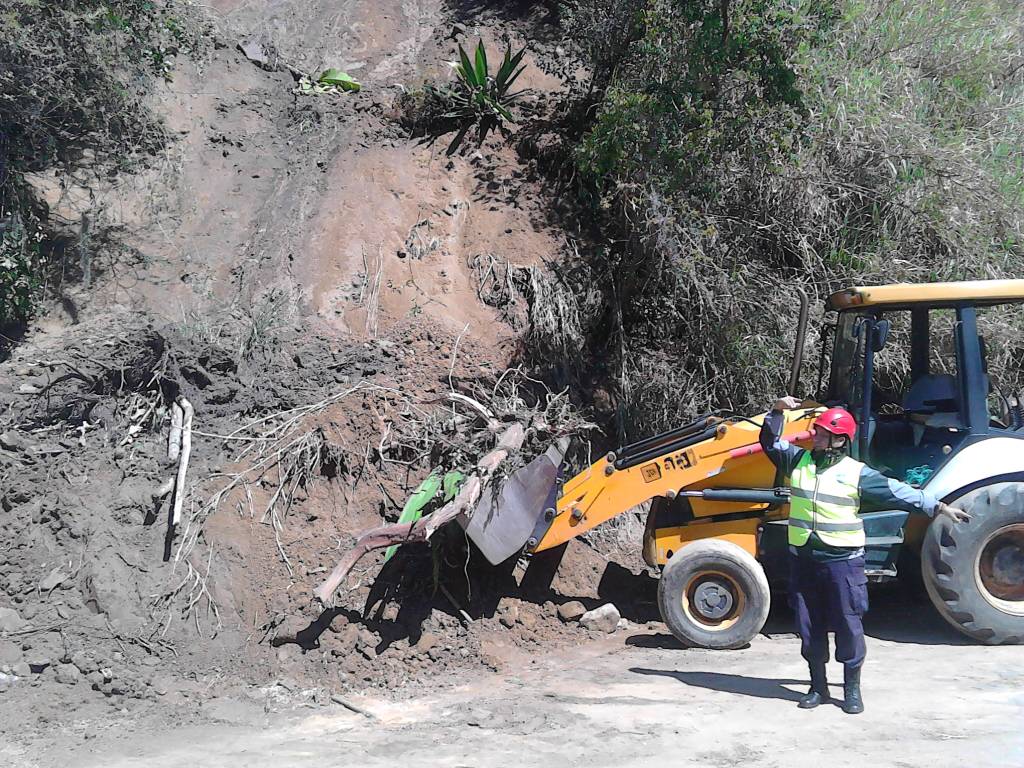 #01Mar Limpieza y apertura de la vía de la Local 007 a la altura del Municipio Santos Marquina, comisiones de @meridapcad al mando del T.P.C. Manuel Paredes Carrizo Presidente de la Institución