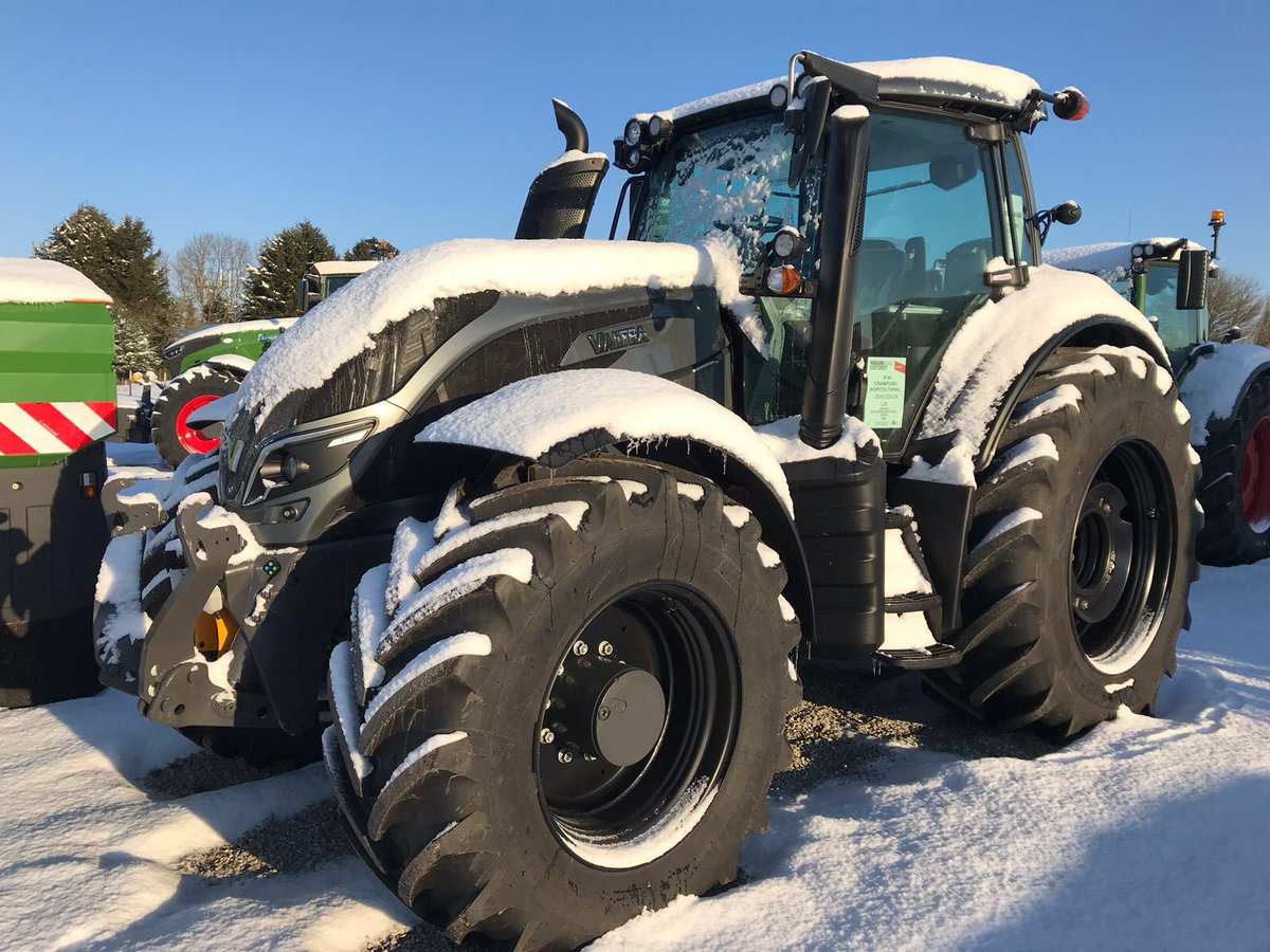 CrawfordsMach's tweet image. These sub-zero temperatures are making this Finnish made Valtra feel at home! #madeinfinland #snowproblem #valtra #snowday2018 #subzero ❄️