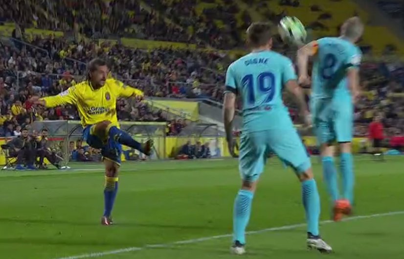 7Sempiterno7's tweet photo. Dioni, el de Camela, centra. Iniesta despeja con el brazalete de un país imaginario y el penalti se va al limbo. https://t.co/PCl3ia2TIb