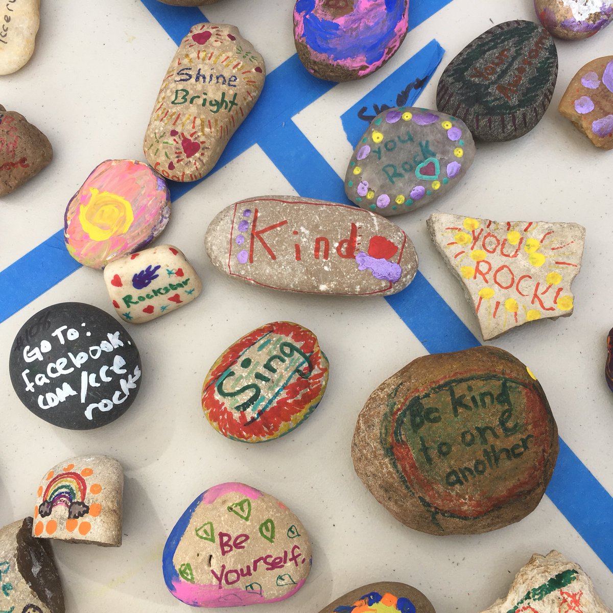 weirartroom's tweet photo. BIG ART DAY success! Thank you parent volunteers! Be kind and you rock! https://t.co/SwWHz0qE1U