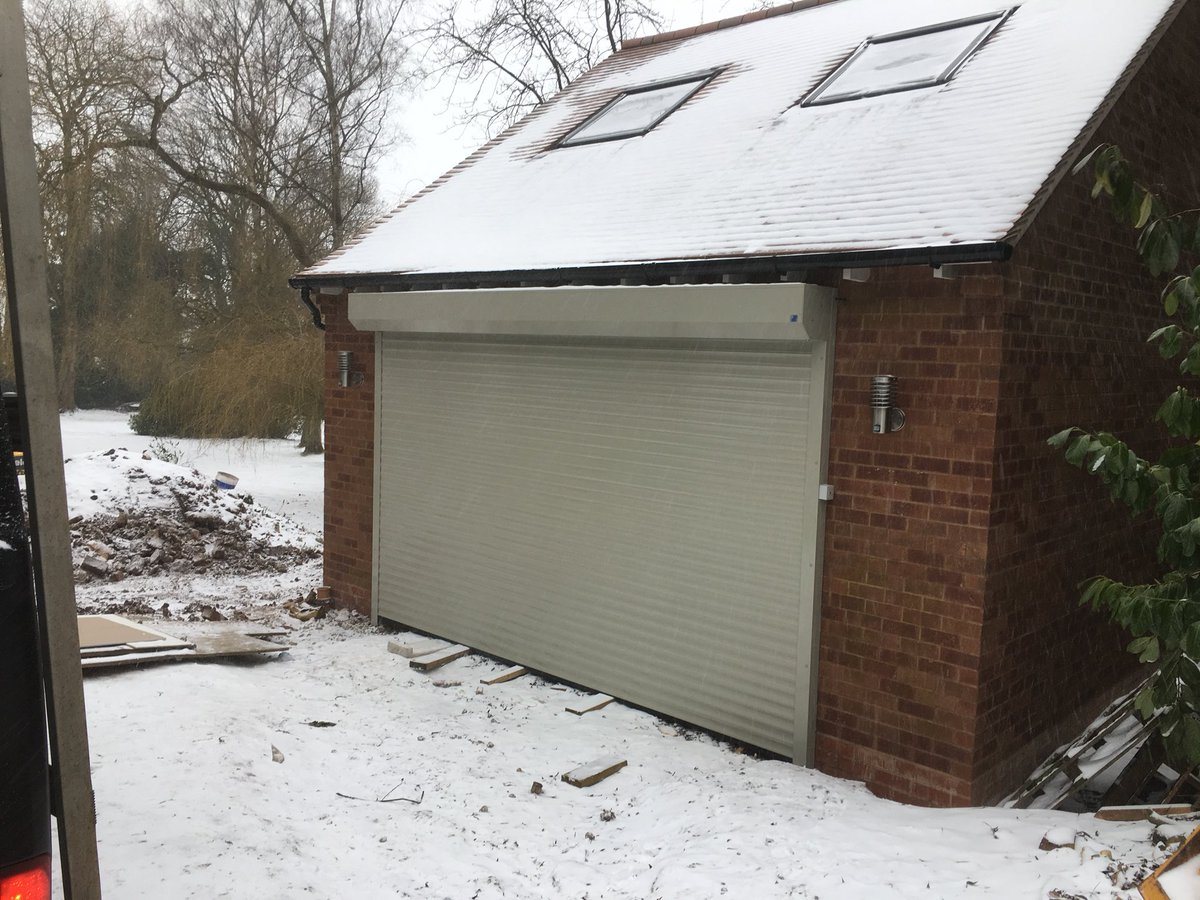 BeaconDoors's tweet photo. @AlurollUK Good day! Nice external custom colour @AlurollUK fitted on this fine day! 😂 https://t.co/AIzcfPYeq2