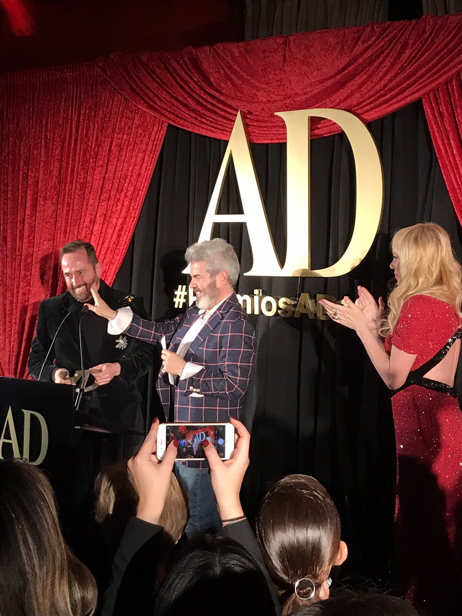 El diseñador (y maestro de la costura) Lorenzo Caprile entrega el Premio Interiorista del Año a Pepe Leal #PremiosAD18 #UnexpectedRed <a href="/PepeLealStudio/">Pepe Leal</a>