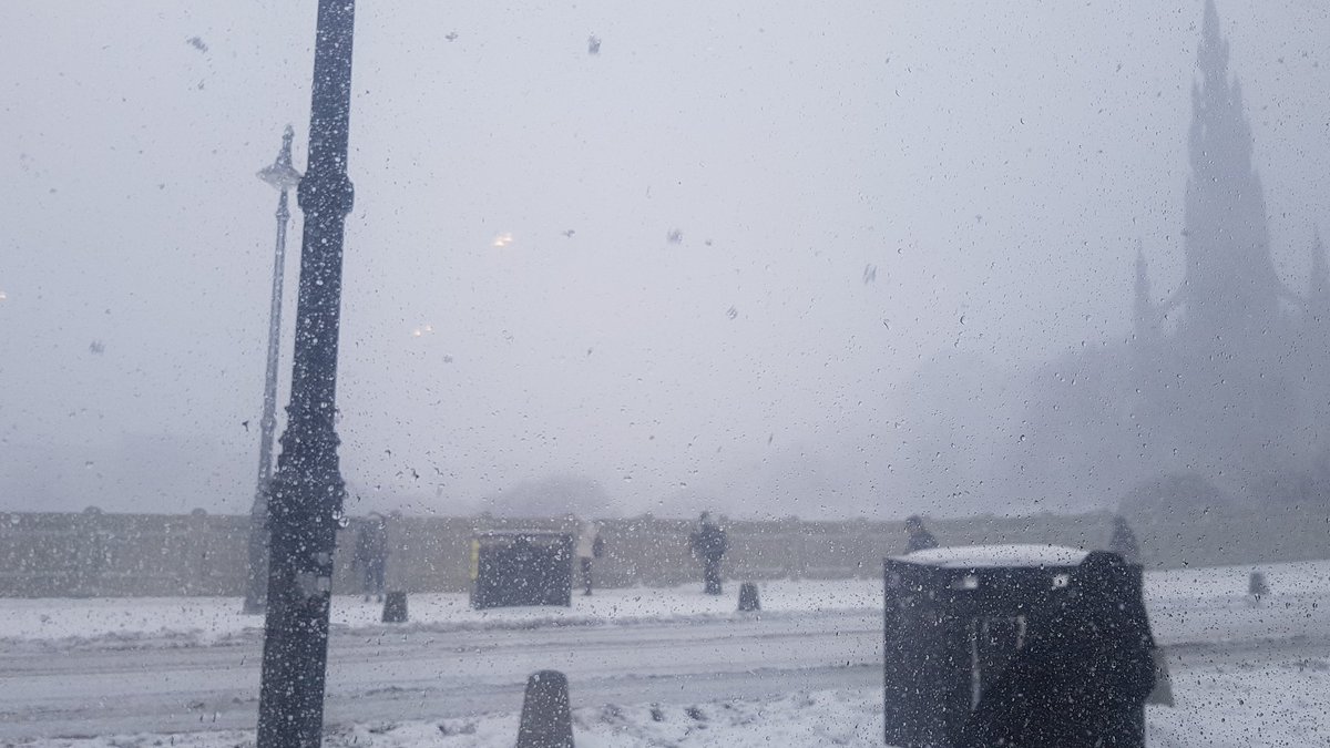 BeccaNichol_'s tweet photo. Stuck in Edinburgh now...for how long though! Suppose it's a little better than Glasgow #BigFreezeOn5 https://t.co/jUHIgToYZT