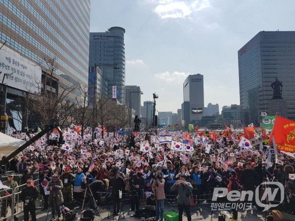 JayuMinjoo's tweet photo. South Korea : Demonstrations of Korean’s people for the release of Park Guen-hye, South Korea’s former innocent President, and for the resignation of Moon Jae-in, current SK President.   
 March 1, 2018  Seoul https://t.co/MJiQYuWXST