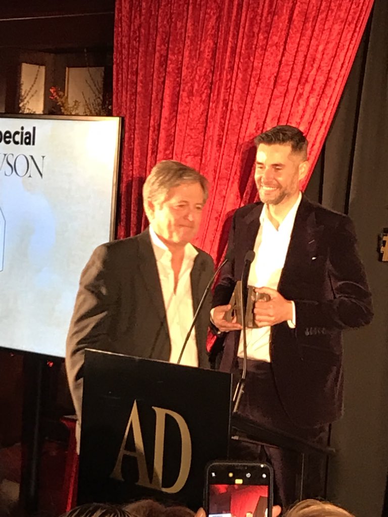 Enric Pastor, director de AD España, presenta al último premiado. John Pawson es el Premio Especial de la Redacción 2018 #PremiosAD18 #UnexpectedRed