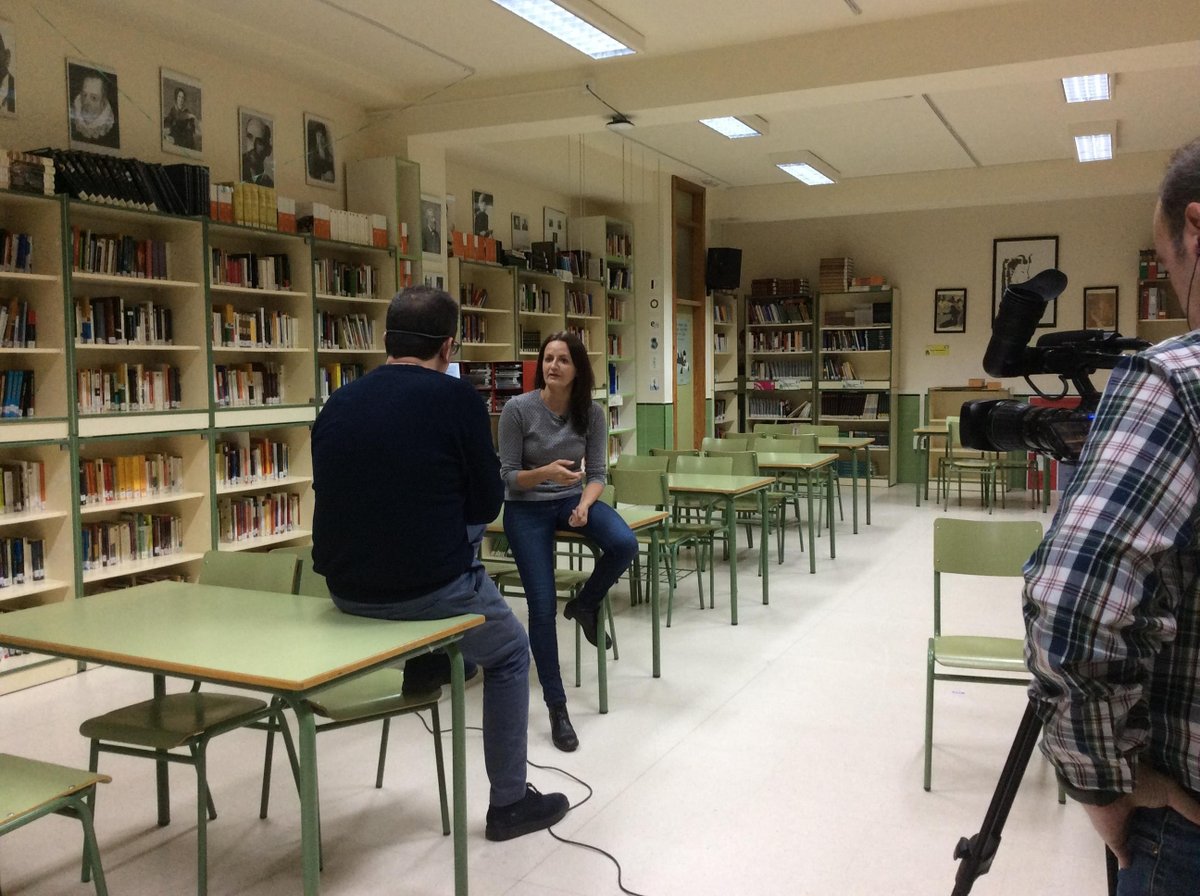 BiblioAricel's tweet photo. Hoy nos ha visitado @TvAlbolote para interesarse por el trabajo de @BiblioAricel. Nuestro alumnado colaborador les ha explicado el funcionamiento, las actividades, la proyección en las redes y el último reconocimiento recibido por #MinutodeLibro. @BECREAGR #L1bbeeGr https://t.co/WKG5gG1nDv