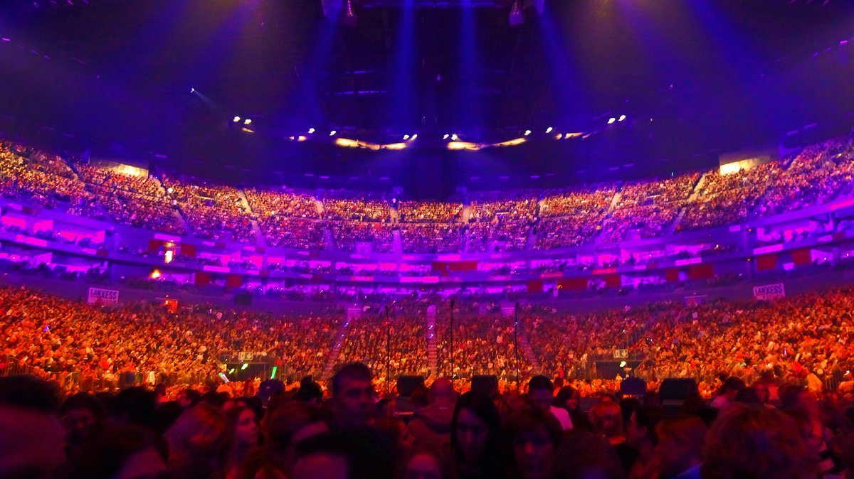 mjupdatebyharry's tweet photo. #LetsGuide 4 concert junkies.
#Koeln #Deutz #LanxessArena #Live #TheKellyFamily #WeGotLoveTour #ConcertJunkie #ConcertFlashback
#LocalGuide https://t.co/VPDkpYB8Gz