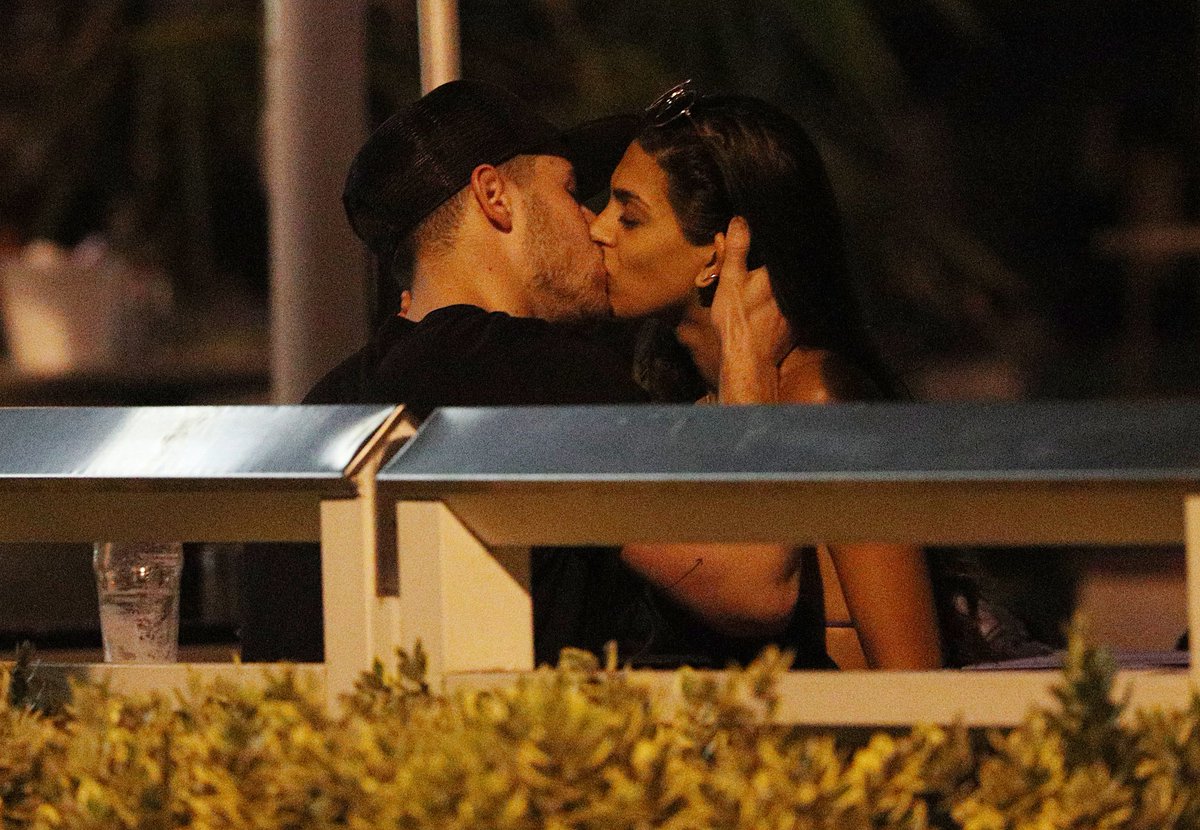 nick jonas ayudó a una chica que se cayó de la bici y después pasaron el día juntos hasta besarse…

por qué no me pasan estas cosas?