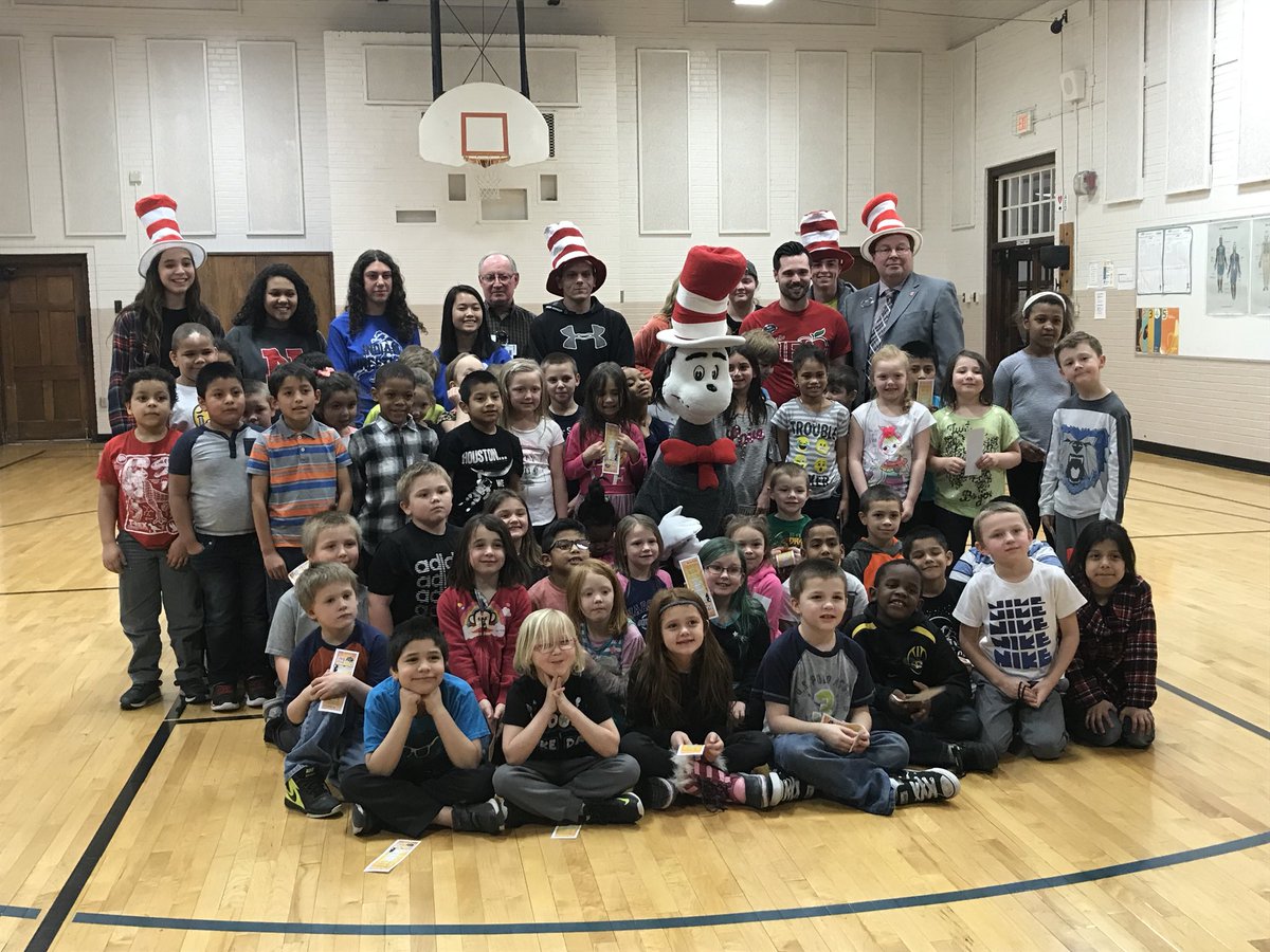 library_CHS's tweet image. CHS and BHS students read “Cat in the Hat”to the 1st graders at Edison elementary school @CHS_Indians