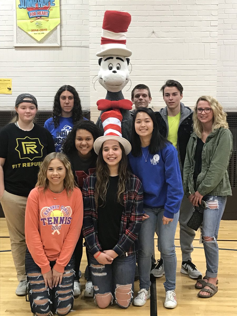 library_CHS's tweet image. CHS and BHS students read “Cat in the Hat”to the 1st graders at Edison elementary school @CHS_Indians