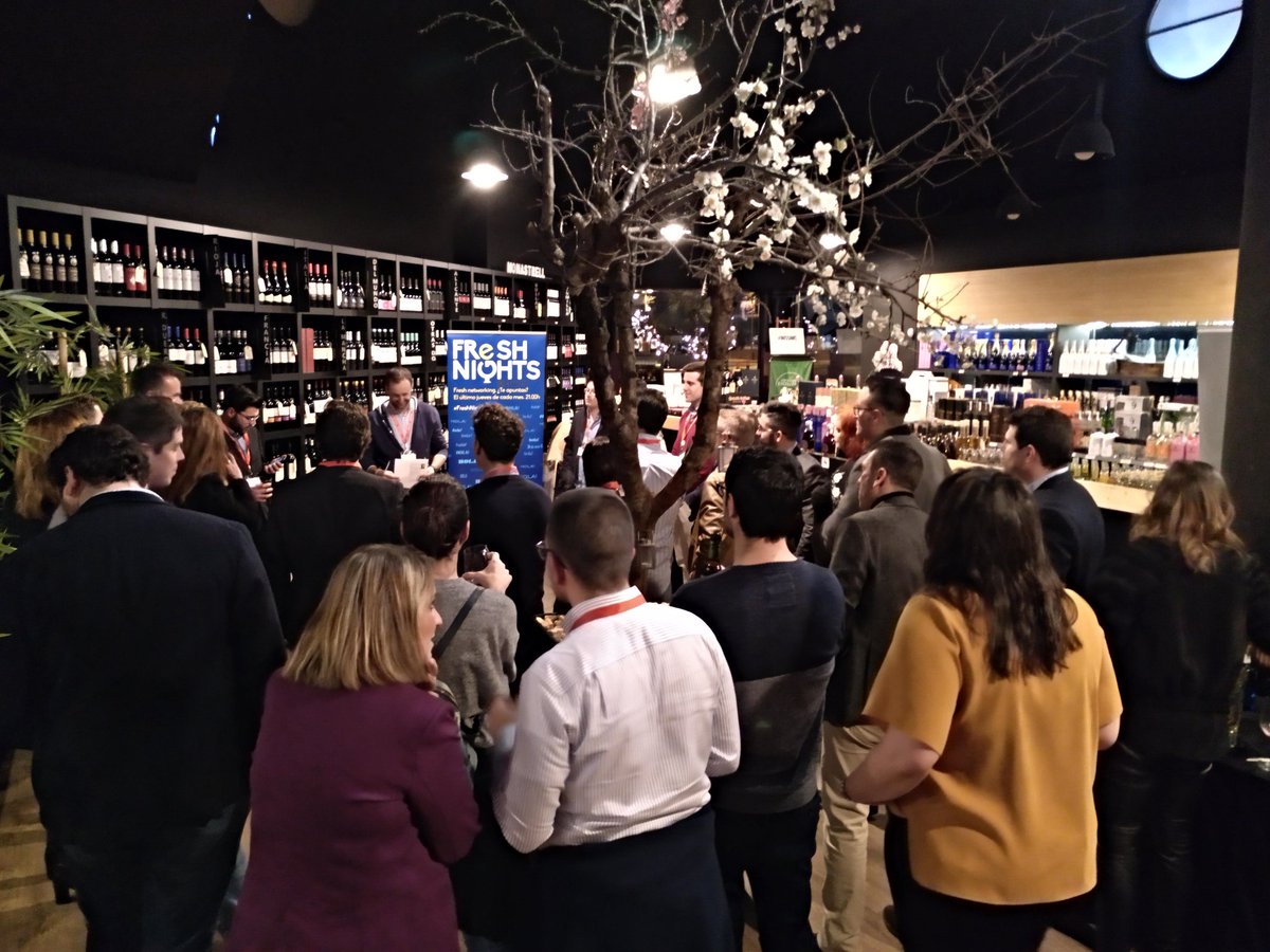 AJERegionMurcia's tweet photo. Otra de nuestras #FreshNights repleta hasta la bandera! Tu #networking de negocios de cada mes! Hoy muy agradecidos a nuestro patrocinador @cualtis y a la cocina de calidad de #Vinissimo y sus vinos. Te apuntas a @AJERegionMurcia? https://t.co/iG2vF8Xmu8 #soydeaje https://t.co/NysfSjRWH8