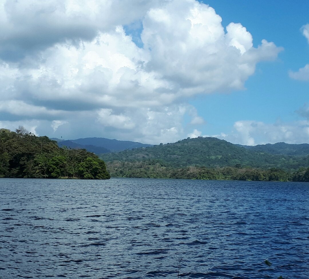 edgarhudsonc3's tweet photo. Hermoso paisaje a orillas del lago Alajuela, en Colón. Disfrutando de un radiante sol y trabajando proyectos con @Manos_UnidasPTY y @cumberbache. #EsEdgar 👌 https://t.co/8RSIt7iHXJ