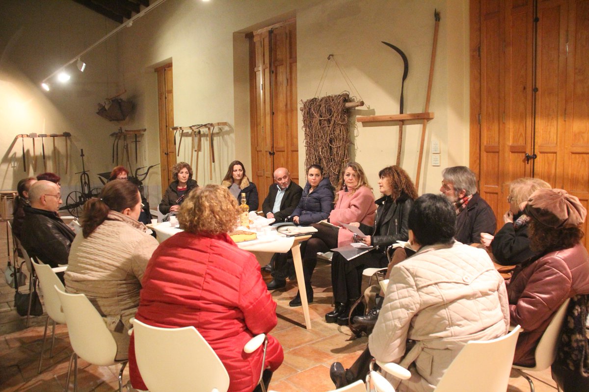 LaVeuTorrent's tweet photo. L’escriptora Anna Moner participa en una sessió del club de lectura del
voluntariat pel valencià. https://t.co/p0jsL4afMl
