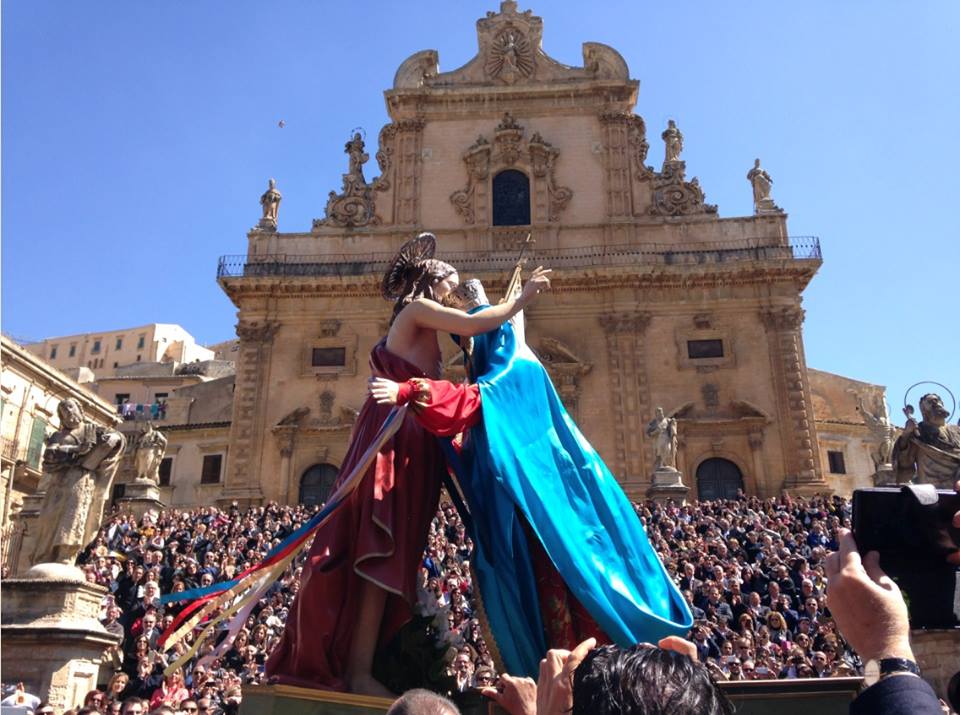 🇬🇧 #Easter is the best period to visit #Sicily... ✈️ Enjoy it with a 15% discount for a selection of our #villas, valid for the whole month of April! 😍 Find out more on isulasicilia.com/content/easter… #vacation #travel