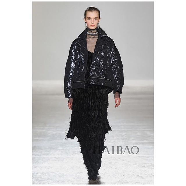 annaveronikam's tweet photo. JZ Show #Mfw #Last #Show #juzui #mfw1819 #makeupartist @bonazzamakeup #hairstyle @giovanni28iovino @faick_hair @roberto_marcon_ @clarissacarbone @angihairstylist #production @studiokhom #mfw18 #milanfashionweek #majormodelsmilan #limamanagement #love #faโฆ https://t.co/fZjjy1mtMq https://t.co/Vo5SM1K2Sm