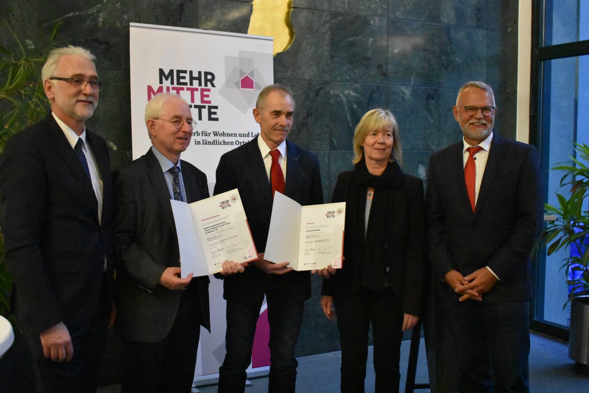 FM_RLP's tweet photo. Herzlichen Glückwunsch und viel Erfolg an die Gemeinden und Bauherren! #MehrMITTEbitte
Hier geht's zur PM: https://t.co/AB9pyC7NKU https://t.co/pUuT2QyIIS