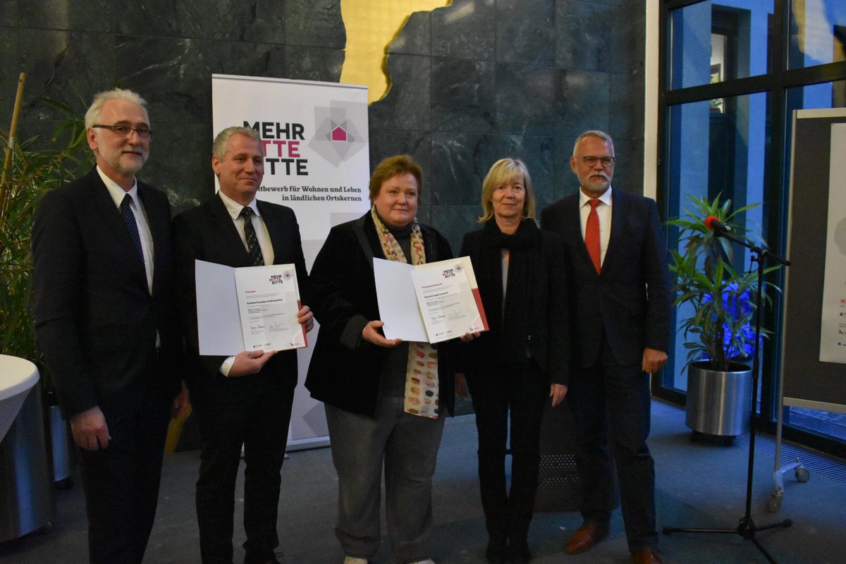 FM_RLP's tweet photo. Herzlichen Glückwunsch und viel Erfolg an die Gemeinden und Bauherren! #MehrMITTEbitte
Hier geht's zur PM: https://t.co/AB9pyC7NKU https://t.co/pUuT2QyIIS