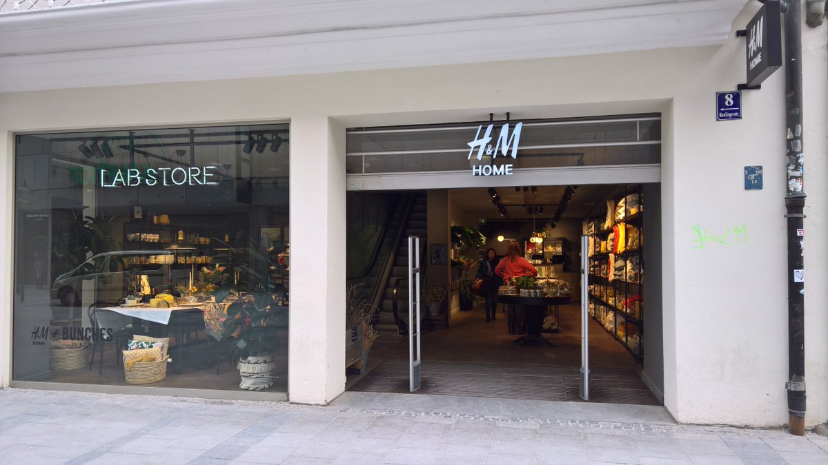 JanniHeiner's tweet photo. -13 degrees @Munich: @hm opens doors #wasteenergy #greenwashing #sustainabilityisamindset where is your consciousness outside of marketing? https://t.co/Mp57tf9Cvq