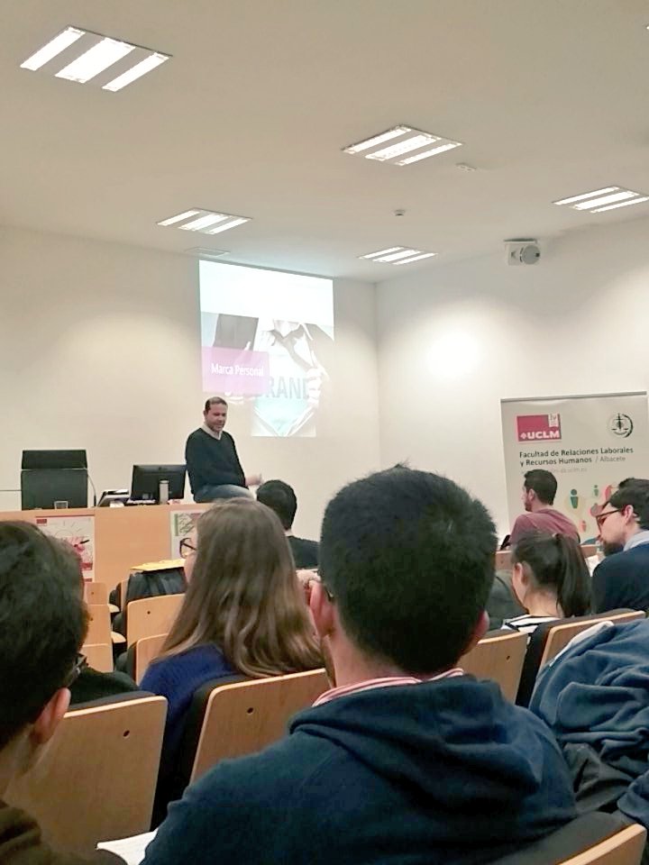 YuyuJesus8's tweet photo. Aprendiendo de @sebaxtorres cómo gestionar RRSS y Marca Personal en la Sesión Intercampus del @mueme en Albacete. 😁 #RRSS #MarcaPersonal #MUEME https://t.co/gCFs8xX0XP