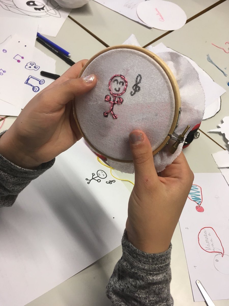 Ayer los niños de #sacaelmonstruo tiraron de aguja e hilo para abordar cuestiones de identidad y género. ¡Y parece que no se les da nada mal!