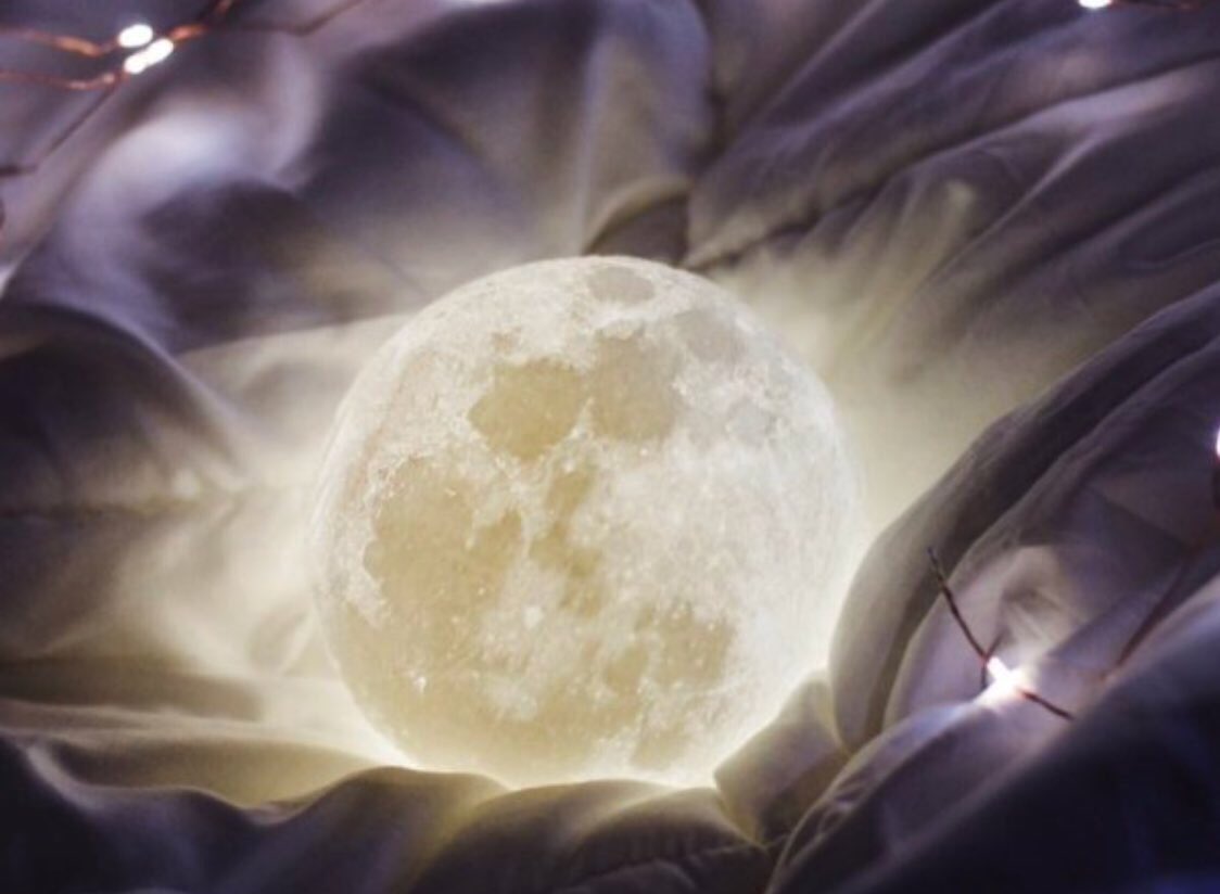 Jessiabellaa's tweet photo. Yess!!!! 

I just got this moon lamp for free. 

I’ve been looking all over online 😭😭

It finally came so i did a photoshoot with it 😍😍 

Thank me later! 👉https://t.co/y1MPBhPcBa https://t.co/0tqK3Dvh0W