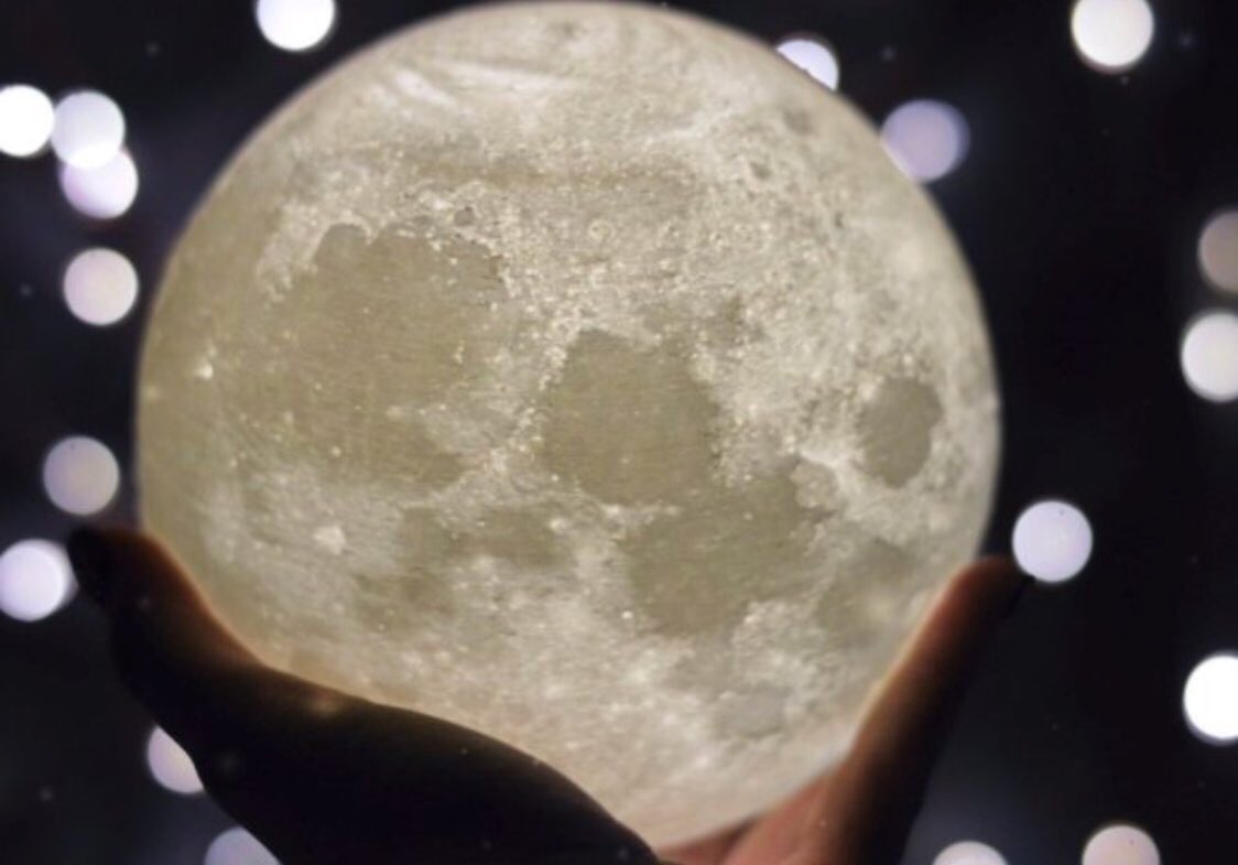 Jessiabellaa's tweet photo. Yess!!!! 

I just got this moon lamp for free. 

I’ve been looking all over online 😭😭

It finally came so i did a photoshoot with it 😍😍 

Thank me later! 👉https://t.co/y1MPBhPcBa https://t.co/0tqK3Dvh0W