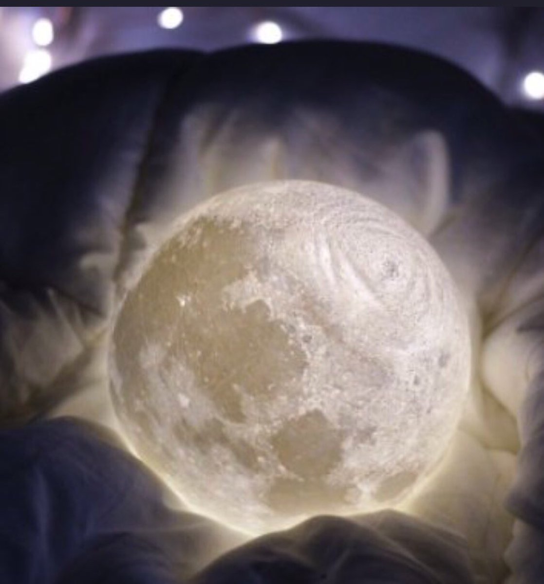 Jessiabellaa's tweet photo. Yess!!!! 

I just got this moon lamp for free. 

I’ve been looking all over online 😭😭

It finally came so i did a photoshoot with it 😍😍 

Thank me later! 👉https://t.co/y1MPBhPcBa https://t.co/0tqK3Dvh0W