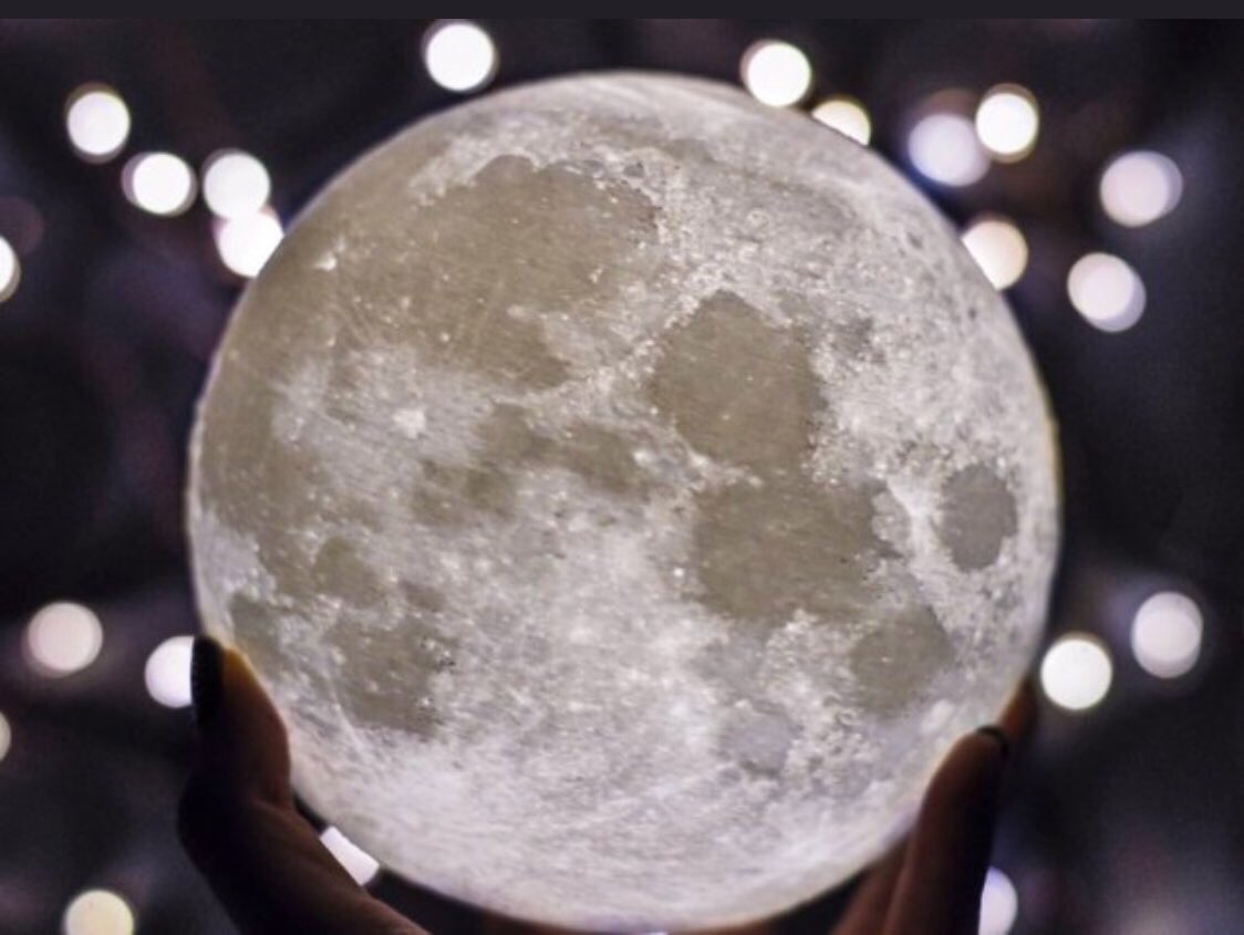 Jessiabellaa's tweet photo. Yess!!!! 

I just got this moon lamp for free. 

I’ve been looking all over online 😭😭

It finally came so i did a photoshoot with it 😍😍 

Thank me later! 👉https://t.co/y1MPBhPcBa https://t.co/0tqK3Dvh0W