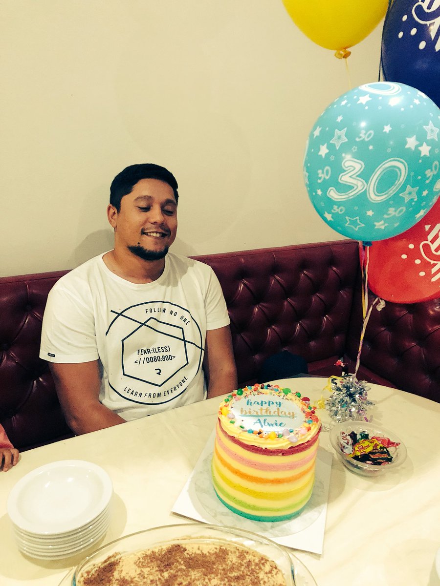 CMAJACOBS's tweet photo. Celebrated hubbys 30th birthday @Velvetcakeco #BestCakes #Yummy 😍😍😍 https://t.co/j2QGkppnVW