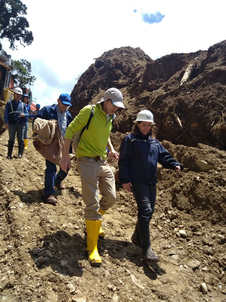 aguadequito's tweet photo. ¡Más #agua para el futuro!
Miembros de la misión de @AFD_France realizan un recorrido por el avance de la construcción del #ProyectoChalpi que garantizará el abastecimiento del #AguaDeQuito hasta el 2040. 👷🚰 https://t.co/tuVWKewdJP