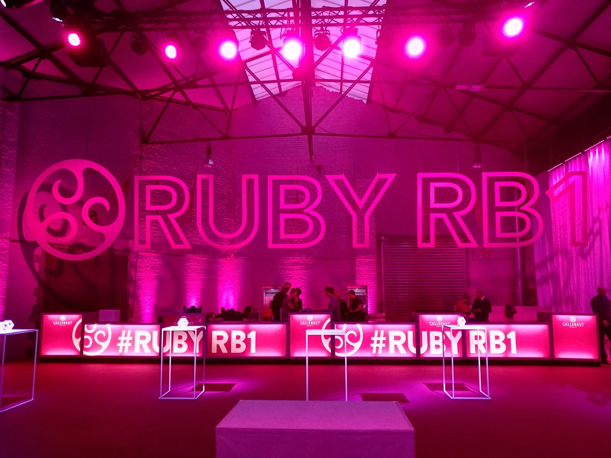 ChocoAcademyMI's tweet image. Siamo al @salonchocolat per la presentazione di #RubyRB1, il quarto tipo di #cioccolato scoperto e sviluppato da #Callebaut.