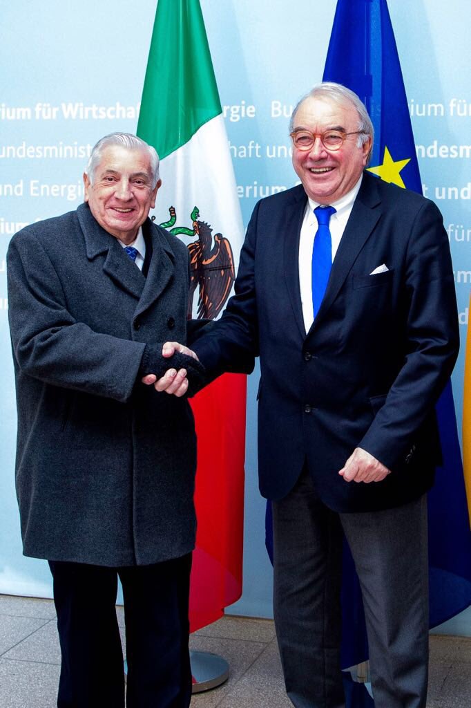 En calidad de presidente de la #CONAGO <a href="/nunezarturo/">Arturo Núñez Jiménez</a> sostuvo una reunión con el Subsecretario Parlamentario del Ministerio de Economía y Energía Uwe Beckmeyer, en Berlín, donde se trataron temas sobre la alianza energética entre México y Alemania.