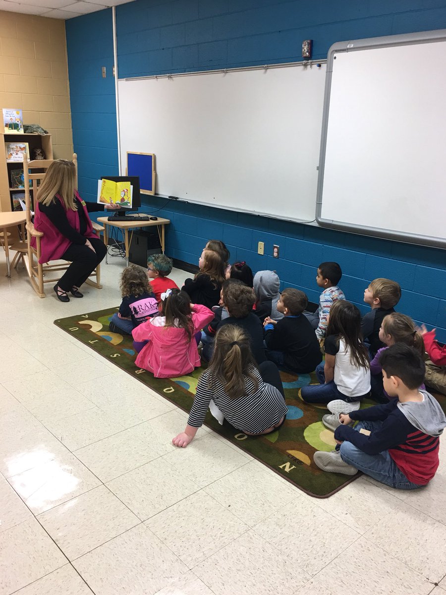 MurrayPreK's tweet photo. Mrs. Steelmon and Mrs. Dover’s classes enjoyed listening to Kelli Reed today. Thank you for helping us celebrate Read Across America Week #murraycoprek #murrayproud #classof2031 #ReadAcrossAmerica @reedmomof2 https://t.co/QSS3jnXKnD