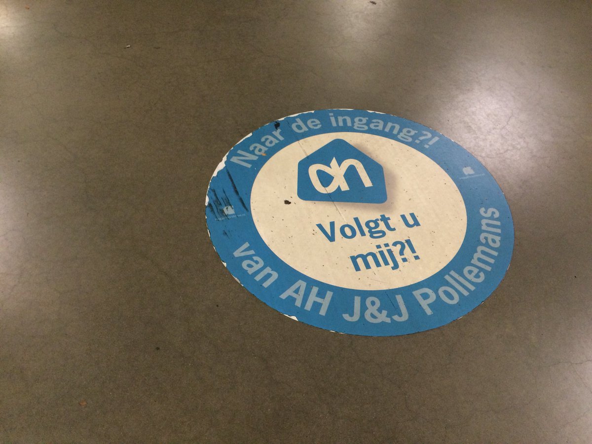 Sticker op parketvloer: Goed voorbeeld van begeleiding van de klant vanuit een parkeergarage naar de winkel. #klantbeleving #parkeren #Etten-Leur #AH