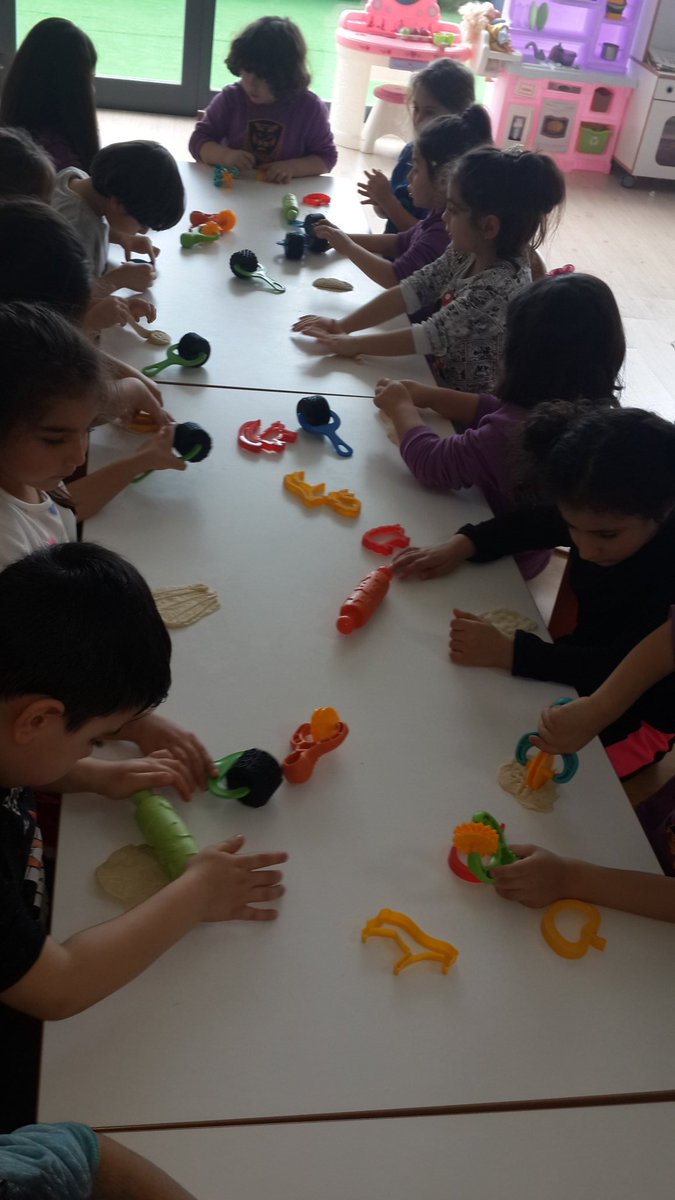 Izgi91's tweet photo. #Osbep oyun hamurumuzu kendimiz yaptık @nilcicek @EsenerAyhan @TugbaAbanoz @FATIH_SARITASLI @beyhangundogan @orhangndn @ozbekmehtap007 @SenayarZeynep @refikziya @seray_uresin @ugurokulumersin https://t.co/gjEaiChdyH