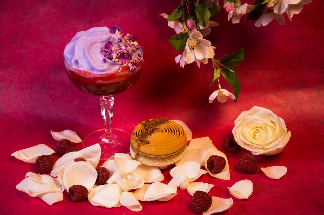 Les_Commeres_'s tweet photo. 🥊BATTLE🥊
Quel cocktail choisiriez vous pour l'associer à notre entremet caramel ?

-> Un "j'aime" pour le MJ (vodka, eau rose, purées de litchi et framboise, espuma violet) 
-> Un "cœur" pour le JOA (vodka, sirop de caramel, café, lait, chantilly)
À vos votes ! #Food https://t.co/RWTpWUPh2P
