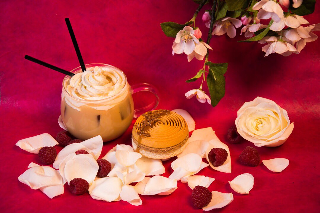Les_Commeres_'s tweet photo. 🥊BATTLE🥊
Quel cocktail choisiriez vous pour l'associer à notre entremet caramel ?

-> Un "j'aime" pour le MJ (vodka, eau rose, purées de litchi et framboise, espuma violet) 
-> Un "cœur" pour le JOA (vodka, sirop de caramel, café, lait, chantilly)
À vos votes ! #Food https://t.co/RWTpWUPh2P