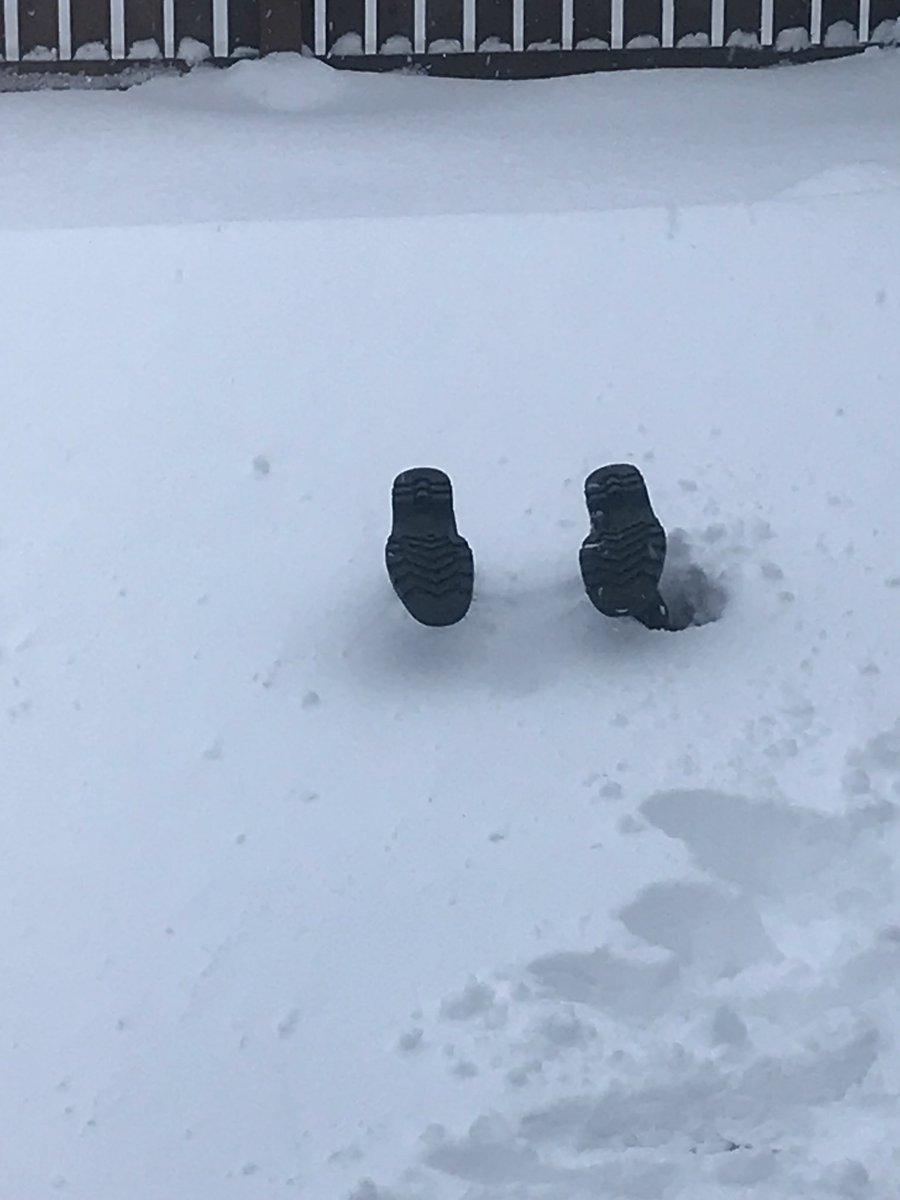 debs_coybig's tweet photo. In a bit of bother #SNOWMAGGEDDON @trafficscotland @metoffice @LoveWestLothian @STVNews @SkyNews #westerinch #Bathgate https://t.co/JPwHKXW8tT